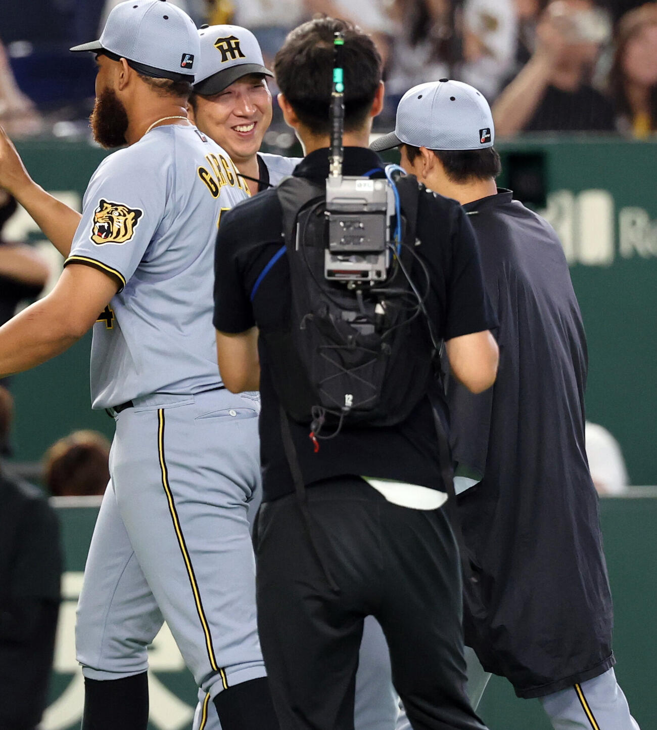 巨人対阪神　9勝目を挙げた阪神村上頌樹（右）はを笑顔で迎える藤川球児監督（撮影・浅見桂子）