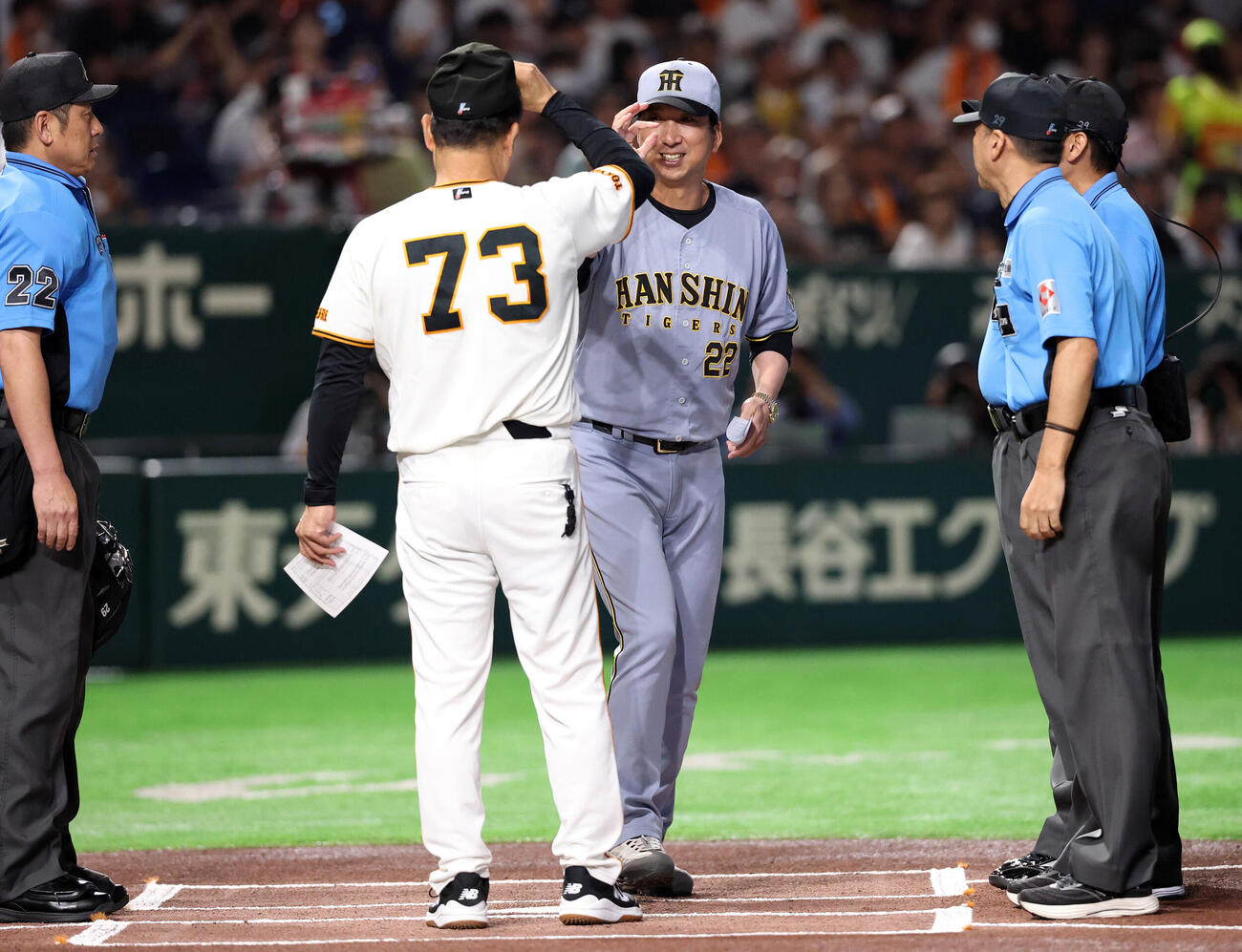 巨人対阪神　メンバー最終確認で巨人橋上秀樹監督代行（手前）にあいさつする阪神藤川球児監督（撮影・浅見桂子）