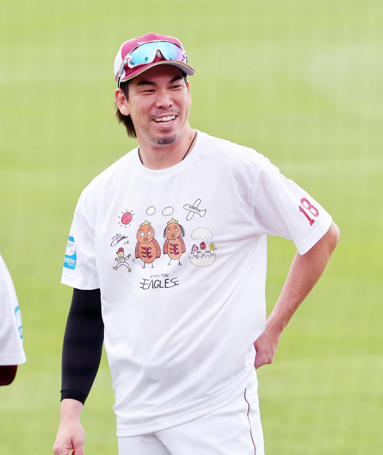 楽天対オリックス　「マエケン画伯Tシャツ」を着て笑顔を見せる楽天前田健太（撮影・鈴木正人）