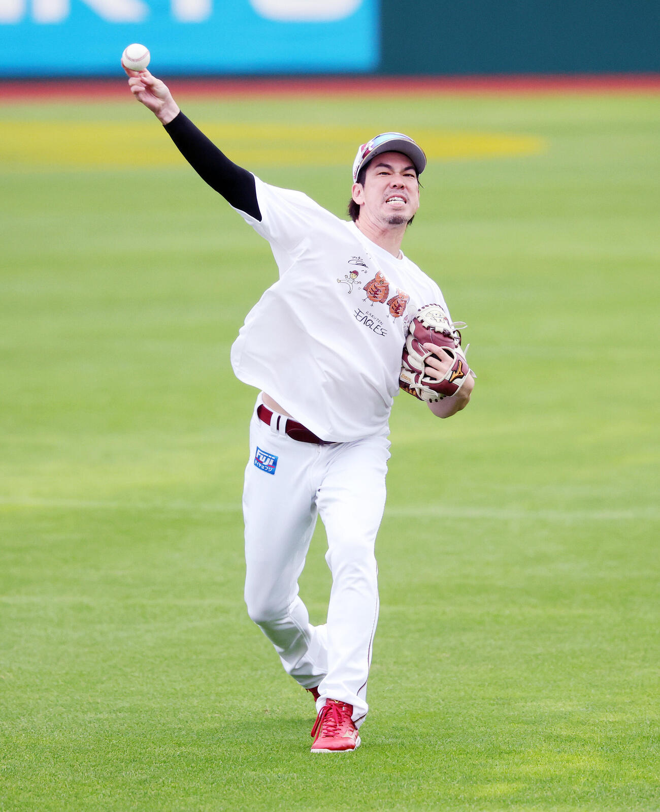 楽天対オリックス　キャッチボールする楽天前田健太（撮影・鈴木正人）