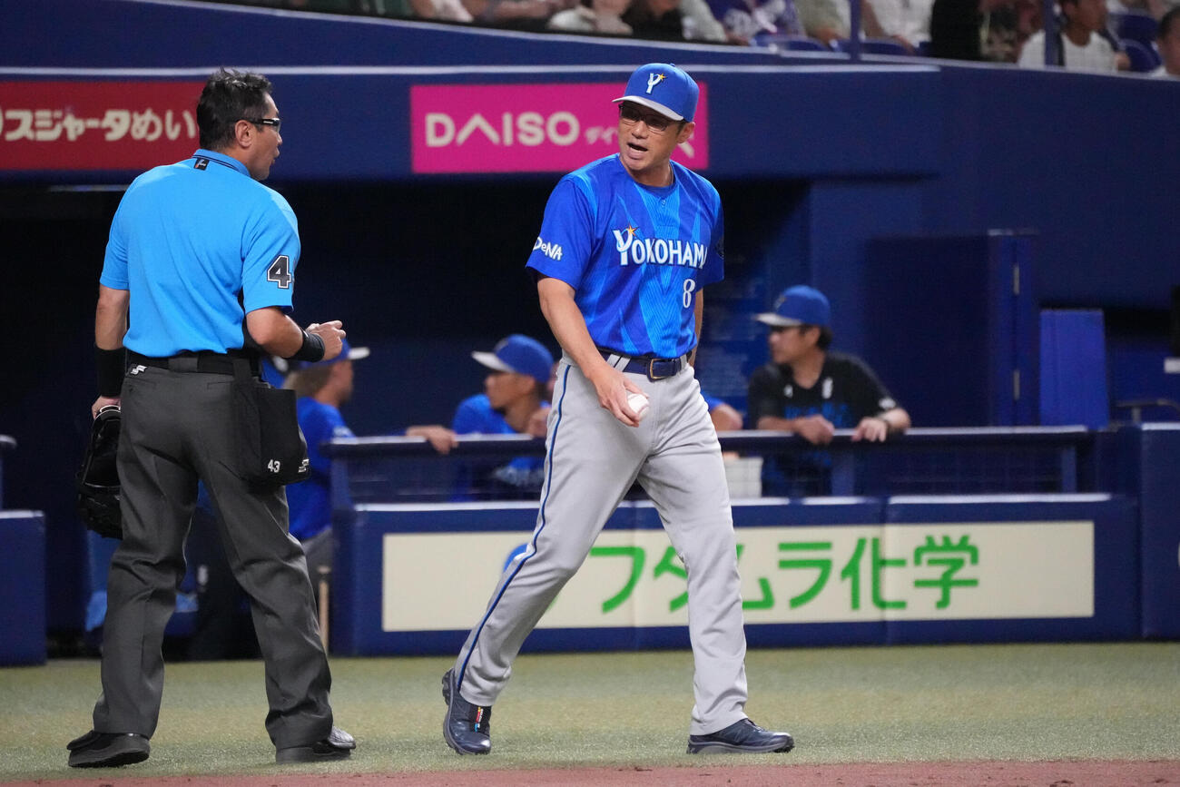 中日対DeNA 3回裏中日1死満塁、相川亮二監督（右）は投手交代を告げる（撮影・森本幸一）