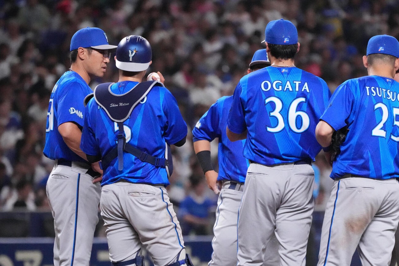 中日対DeNA 3回裏中日1死満塁、相川亮二監督（左）は投手交代を告げる（撮影・森本幸一）