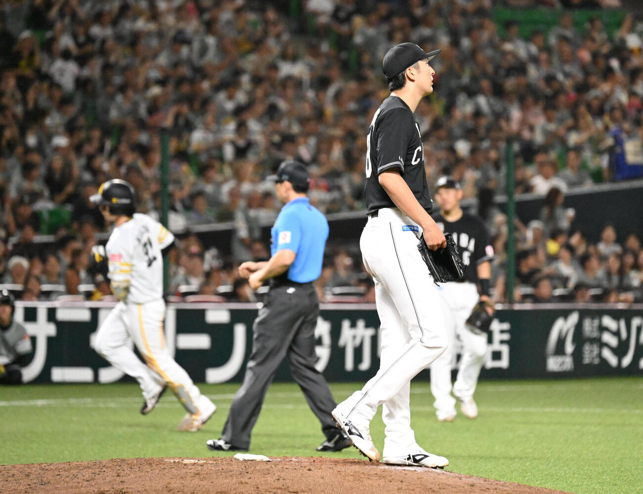ソフトバンク対ロッテ　4回裏ソフトバンク2死、河村説人（右）は正木智也に本塁打を許す（撮影・林敢治）