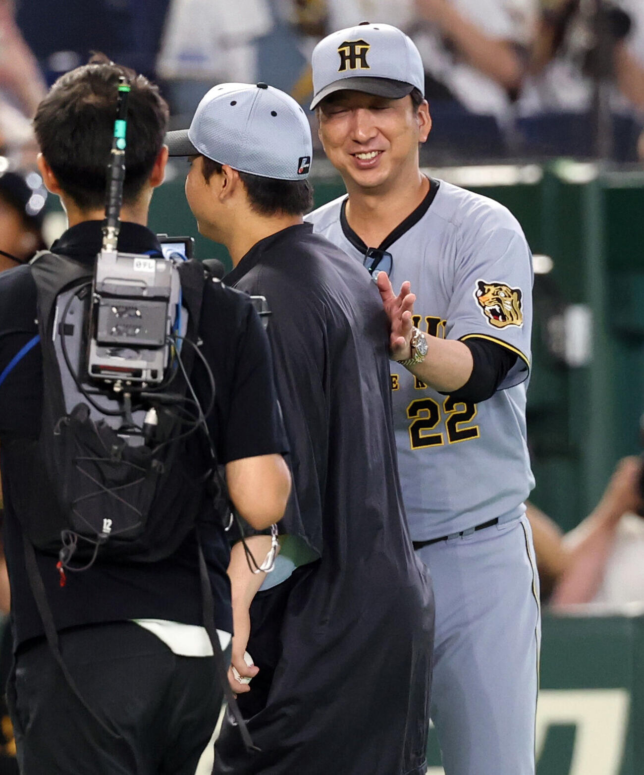 巨人対阪神　9勝目を挙げた阪神村上頌樹（手前）はを笑顔で迎える藤川球児監督（撮影・浅見桂子）