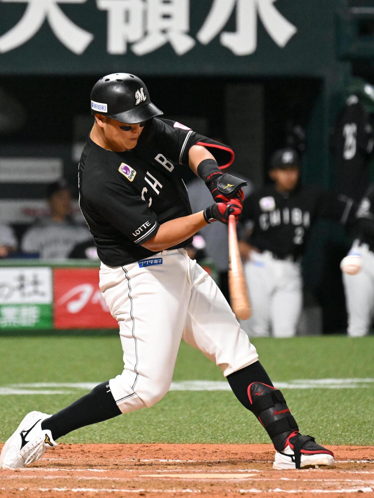 ソフトバンク対ロッテ　9回表ロッテ2死、山口航輝は左越えに本塁打を放つ（撮影・林敢治）