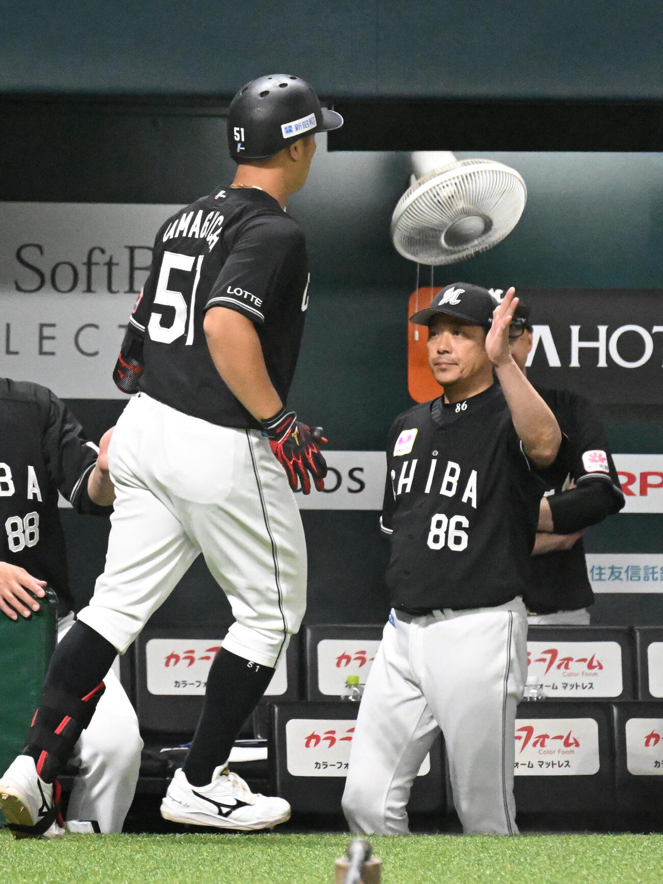 ソフトバンク対ロッテ　9回表ロッテ2死、山口航輝（左）は本塁打を放ちサブロー監督とタッチを交わす（撮影・林敢治）
