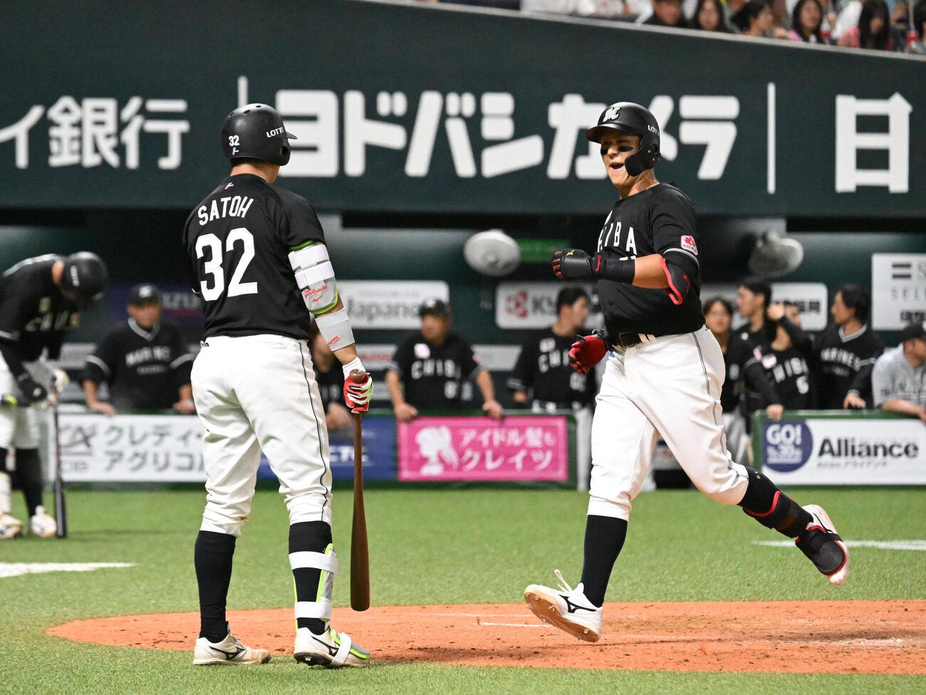ソフトバンク対ロッテ　9回表ロッテ2死、山口航輝（右）は左越えに本塁打を放つ（撮影・林敢治）