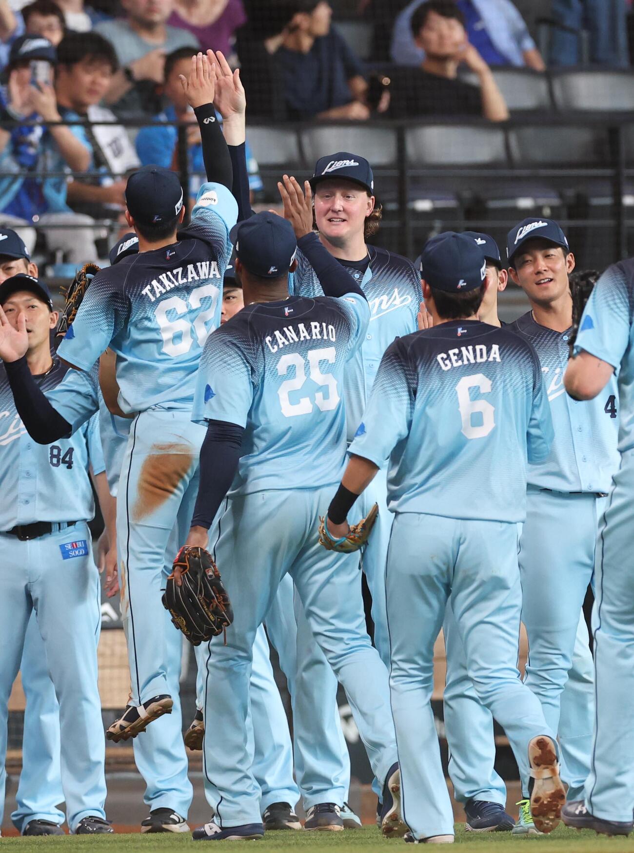 日本ハム対西武　試合後、ウィンゲンターと飛び上がってハイタッチする滝沢夏央（撮影・黒川智章）