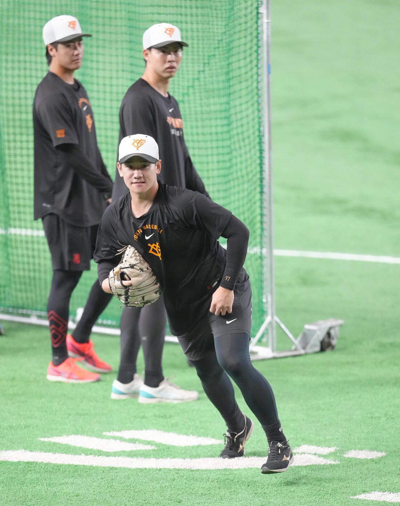 巨人対阪神　ノックを受ける巨人井上温大（撮影・足立雅史）