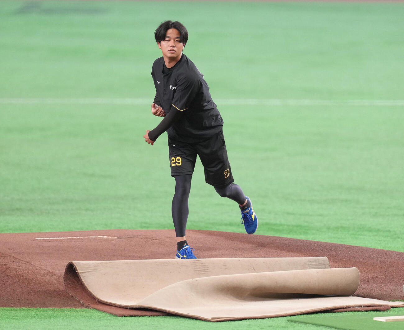 巨人対阪神　マウンドの感触を確かめる阪神高橋遥人（撮影・足立雅史）