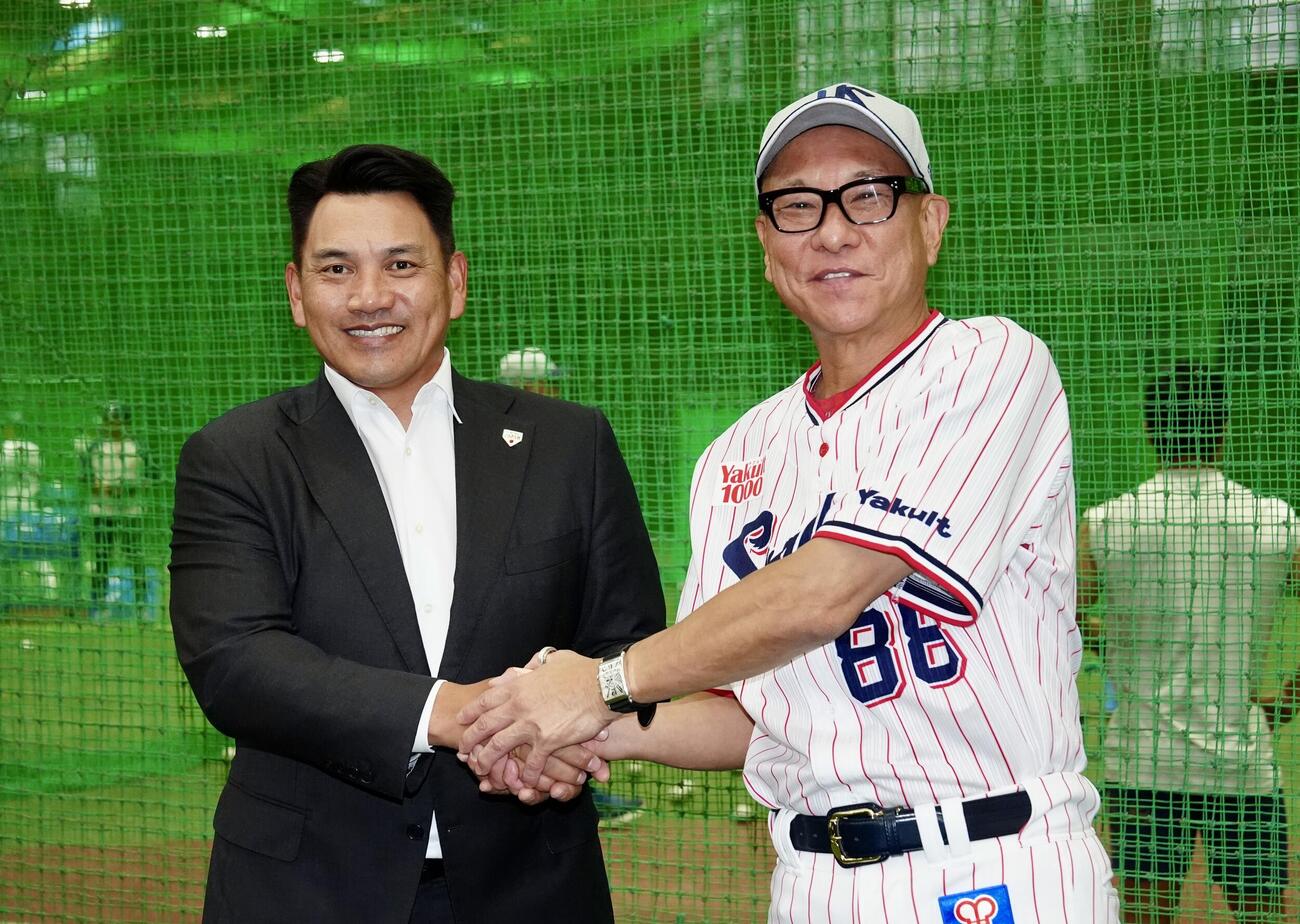 ヤクルト池山隆寛監督（右）と握手を交わす侍ジャパン井口資仁監督（撮影・江口和貴）