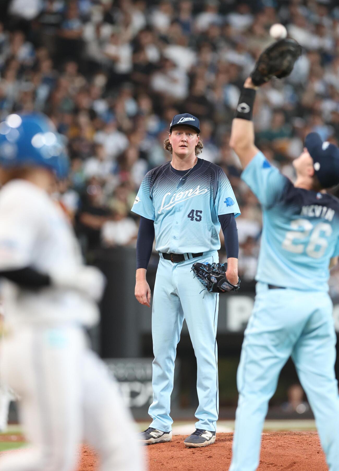 日本ハム対西武　8回裏日本ハム2死、水野達稀を一飛に抑えるウィンゲンター（撮影・黒川智章）