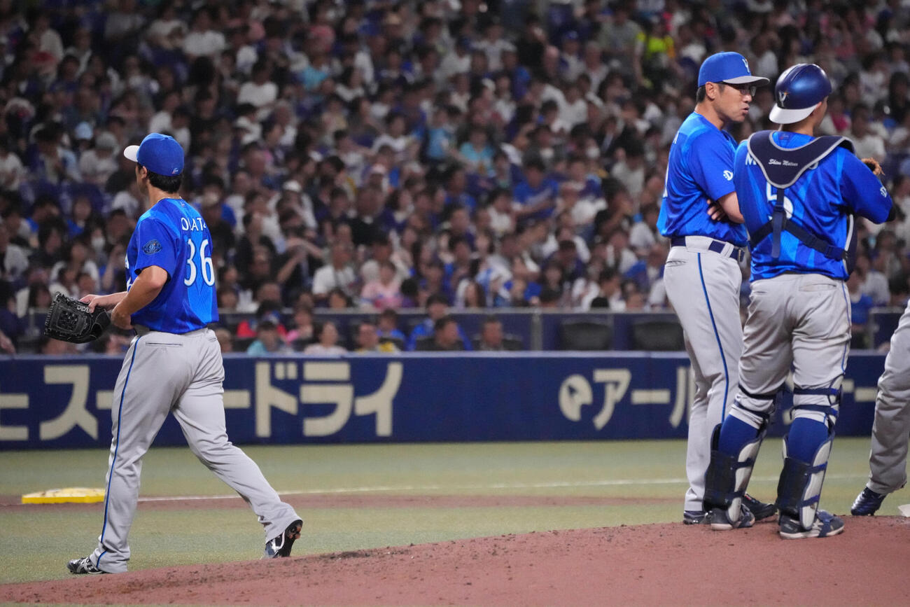 中日対DeNA 3回裏中日1死満塁、DeNA先発の尾形崇斗（左）はマウンドを降りる（撮影・森本幸一）