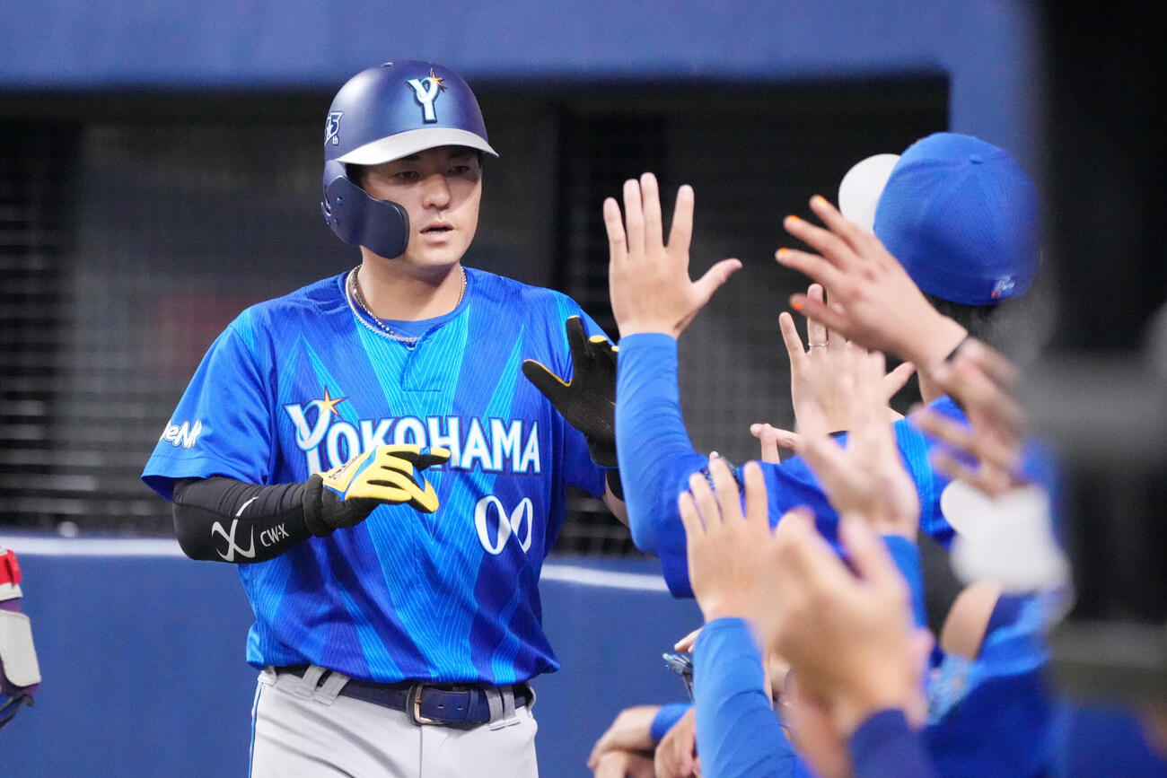 中日対DeNA 5回表DeNA無死一塁、林琢真（左）は度会隆輝の適時二塁打で生還しナインとタッチを交わす（撮影・森本幸一）