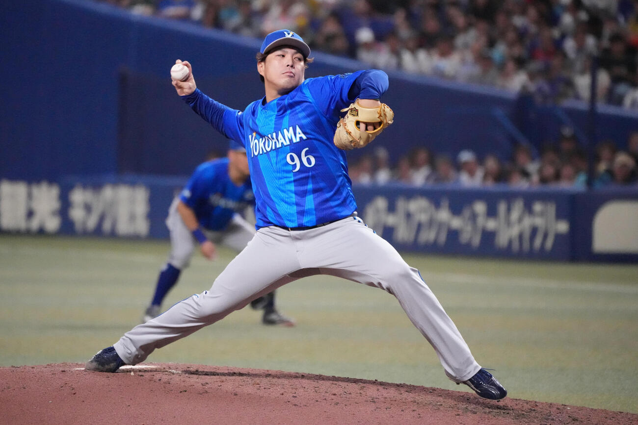 中日対DeNA 5回裏、DeNA3番手で登板する馬場皐輔（撮影・森本幸一）