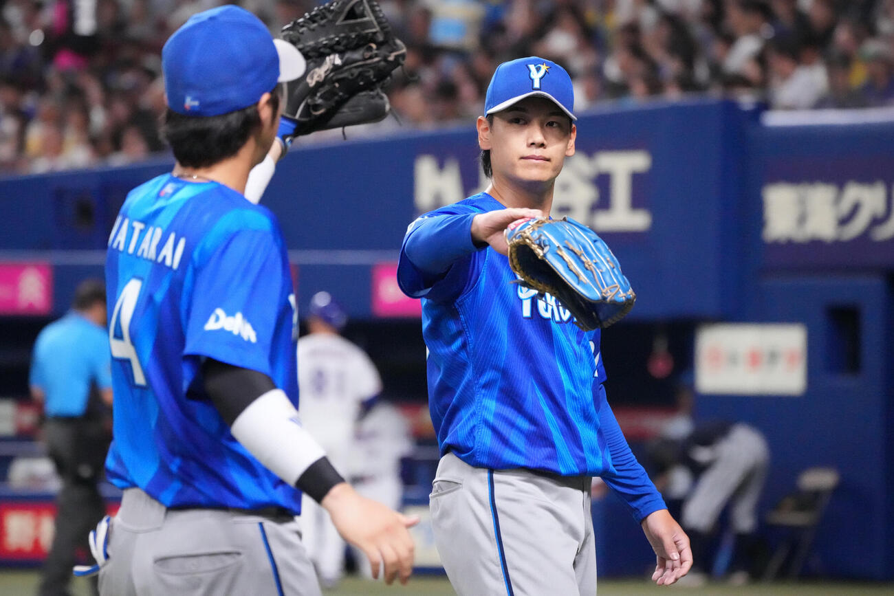 中日対DeNA 6回終了、DeNA4番手の坂本裕哉（右）はナインとタッチを交わしながらベンチへ戻る（撮影・森本幸一）