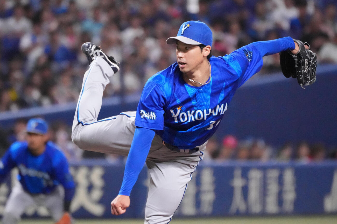 中日対DeNA 1回裏、登板するDeNA先発の尾形崇斗（撮影・森本幸一）