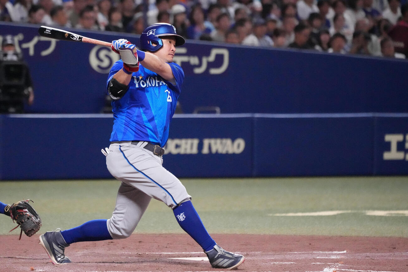 中日対DeNA 3回表DeNA2死一塁、二塁打を放つ筒香嘉智（撮影・森本幸一）