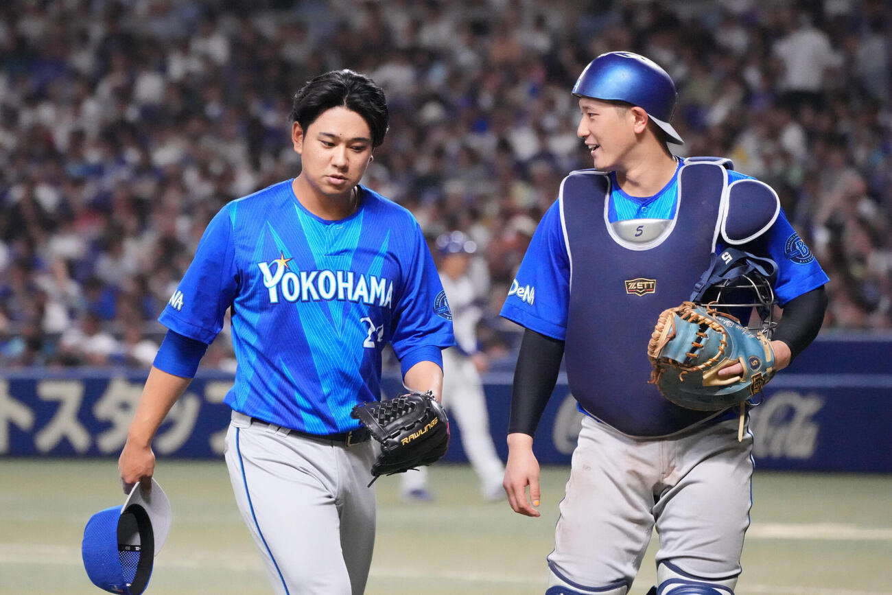 中日対DeNA 4回終了、DeNA2番手で登板下吉野光樹（左）は松尾汐恩と言葉を交わしながらベンチへ戻る（撮影・森本幸一）