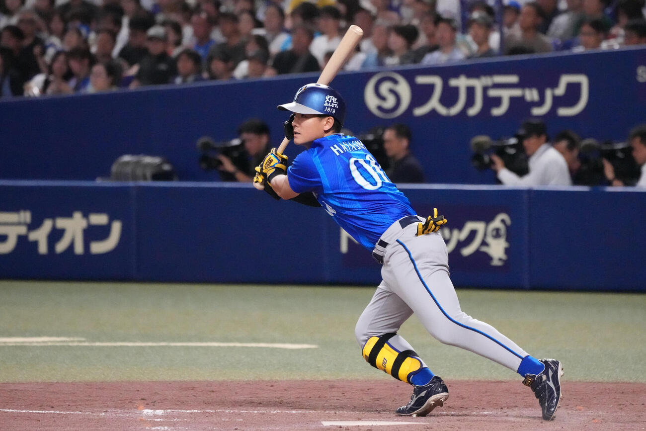 中日対DeNA 5回表DeNA無死、安打を放つ林琢真（撮影・森本幸一）