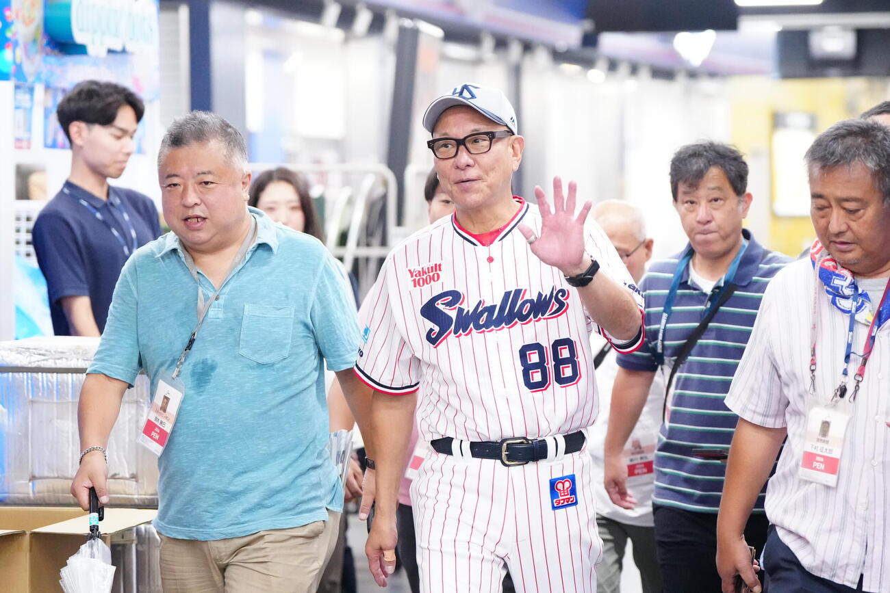 ヤクルトー広島戦が中止となり、室内練習場に向かうヤクルト池山隆寛監督（中央）（撮影・江口和貴）