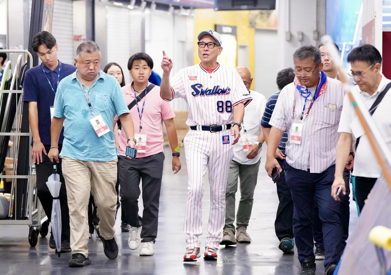 ヤクルトー広島戦が中止となり、室内練習場に向かうヤクルト池山隆寛監督（中央）（撮影・江口和貴）
