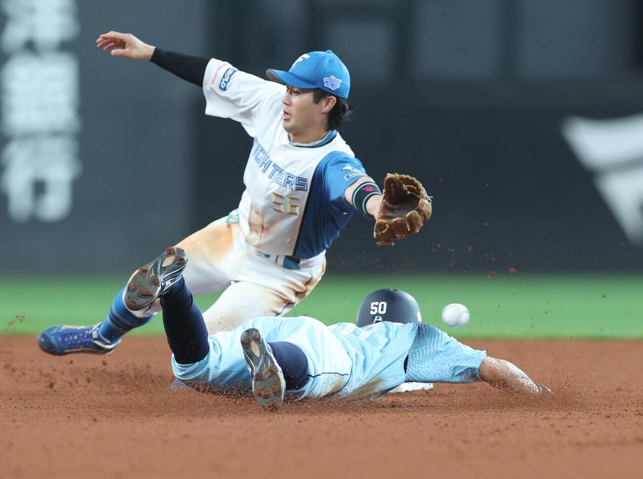 日本ハム対西武　8回表西武無死一塁、盗塁を決める高松渡（撮影・黒川智章）