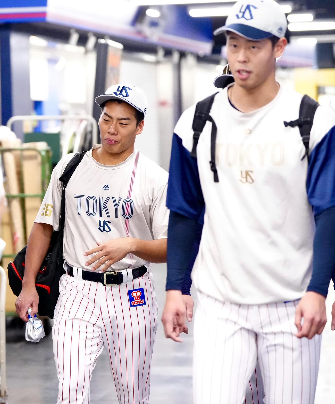 練習に向かうヤクルト山野太一（左）。右は丸山翔大（撮影・江口和貴）