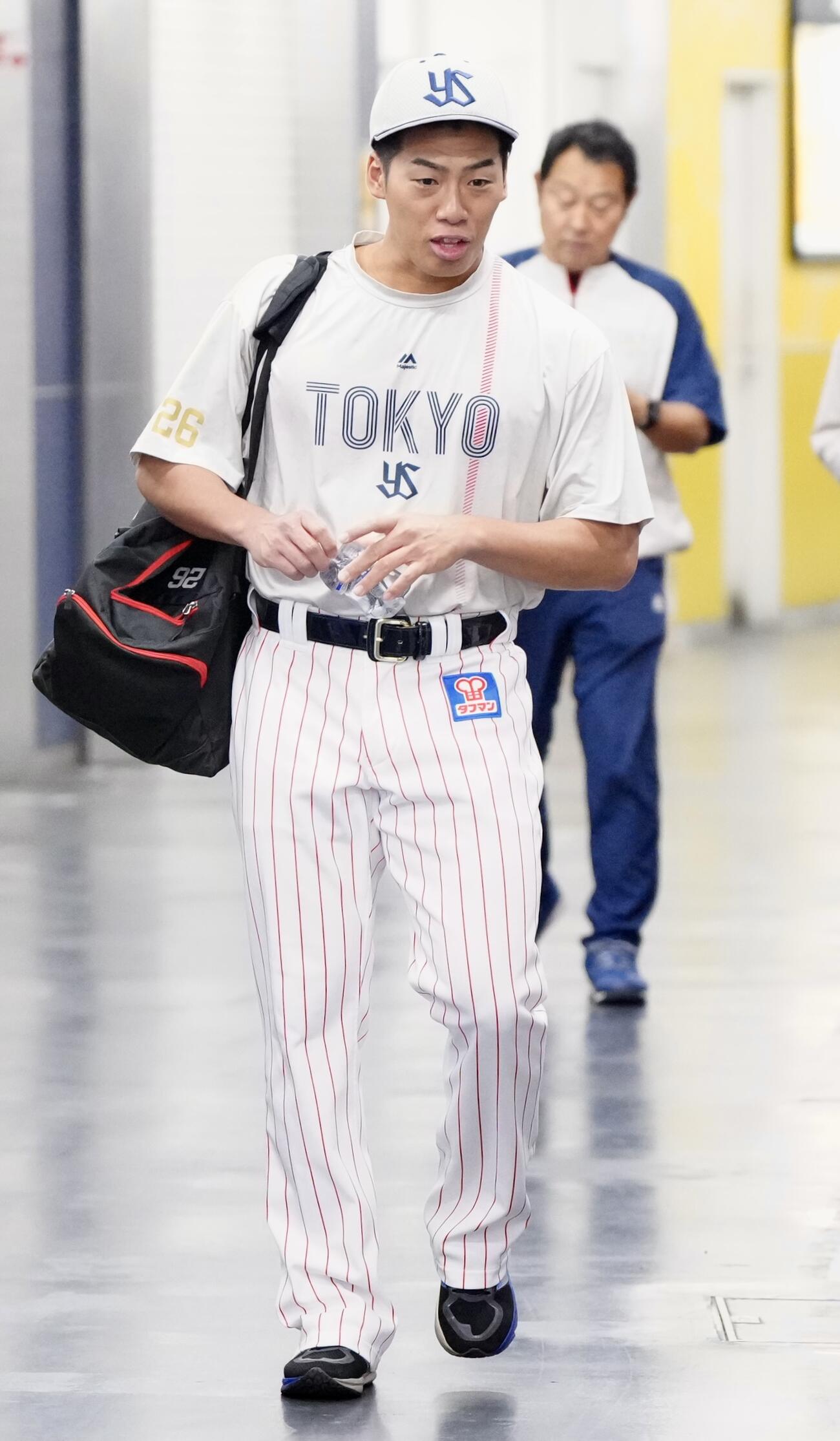 練習に向かうヤクルト山野太一（撮影・江口和貴）