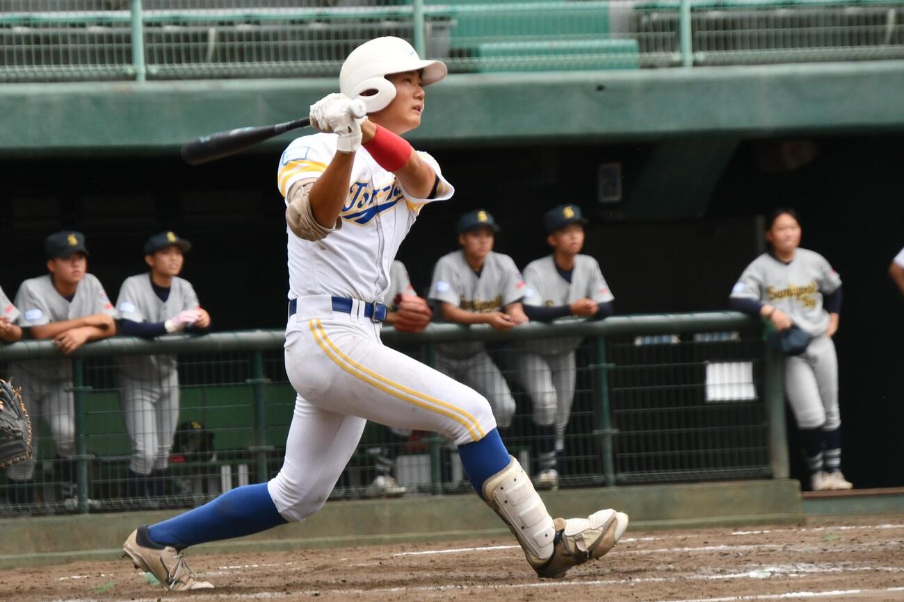 4回裏2死、取手シニアの三ツ井連は2番藤田に続き、右翼席に勝ち越しアーチを放った