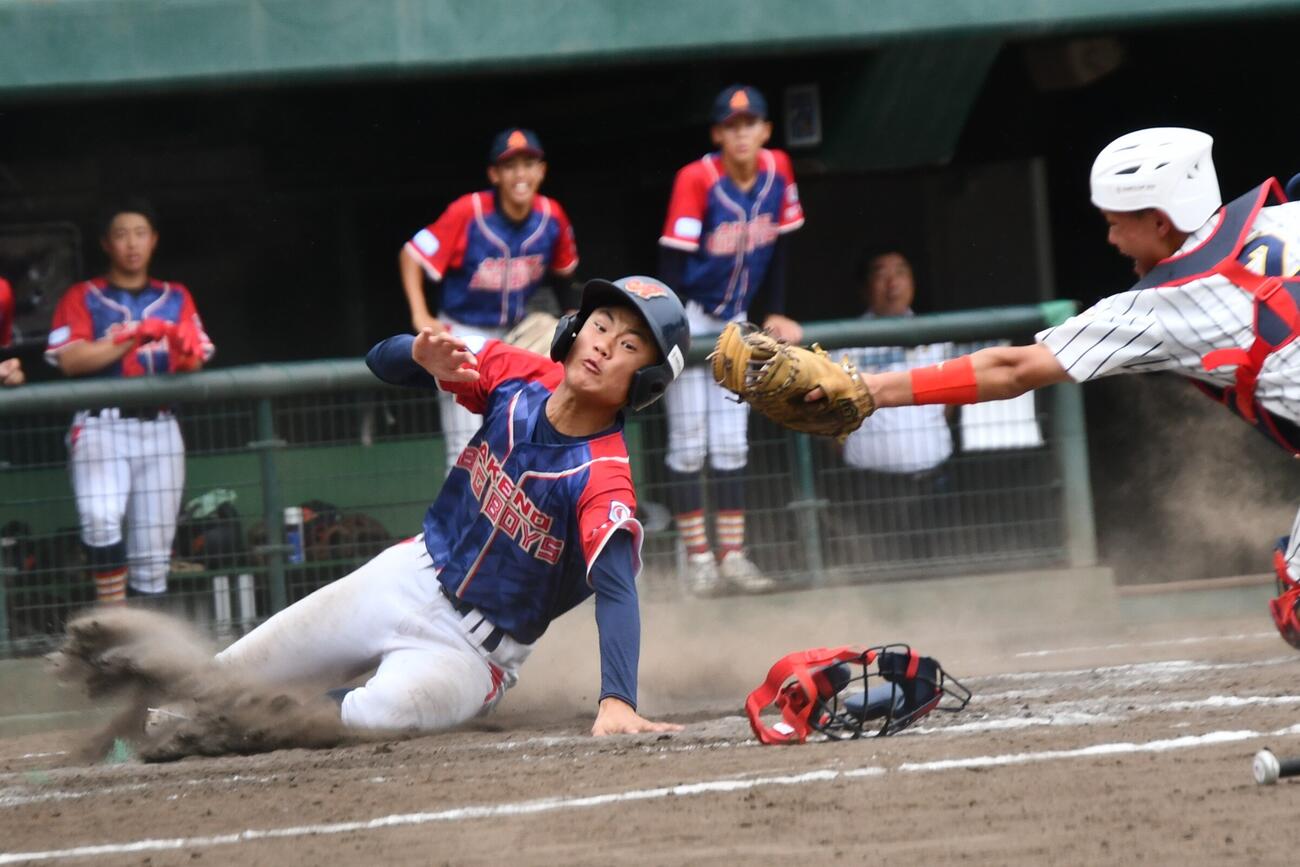 大分明野ボーイズ4回表1死満塁、日野慎大の適時打で二塁走者の林春希も生還した
