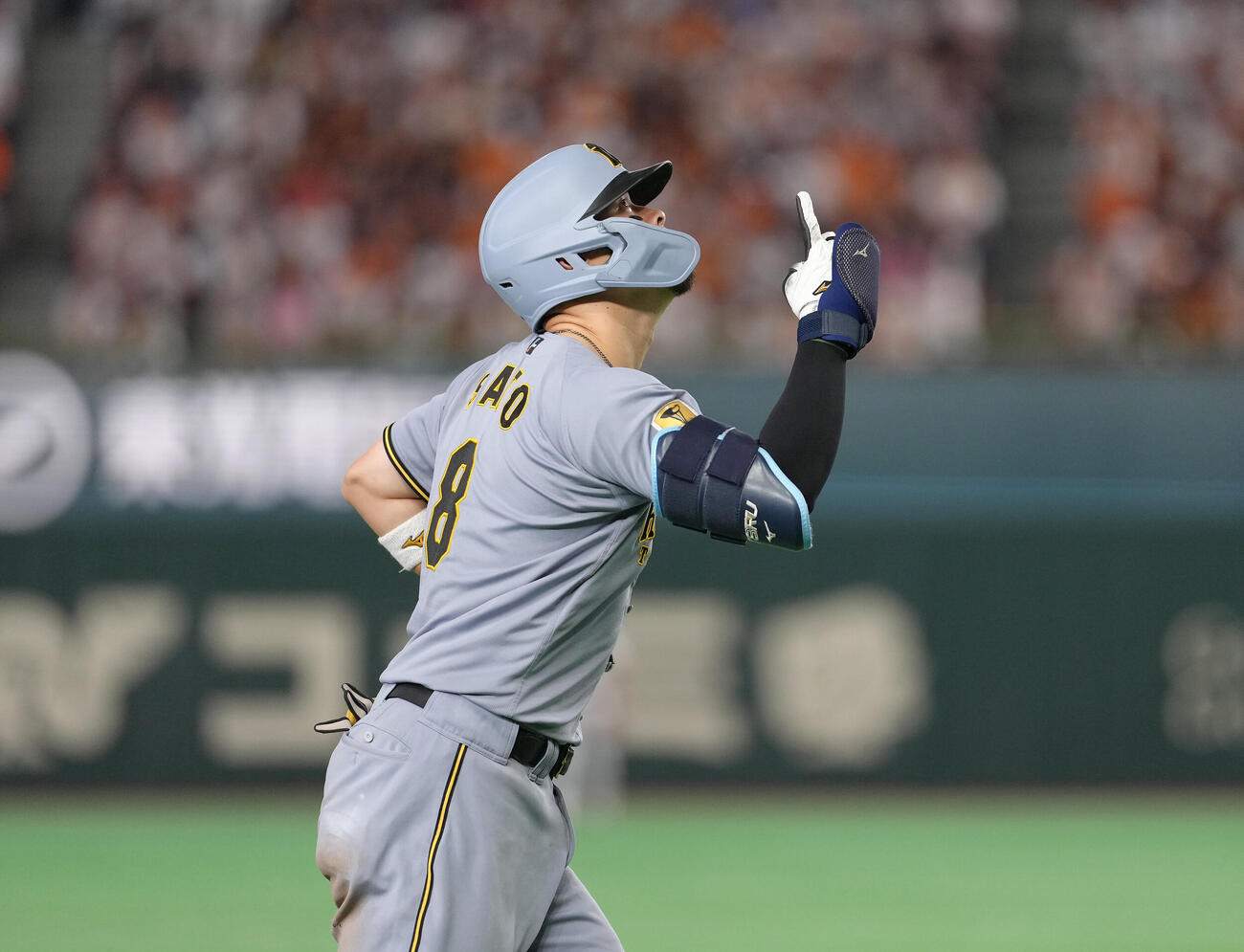 巨人対阪神　9回表阪神1死一塁、佐藤輝明は2点本塁打を放ち天を見上げる（撮影・足立雅史）