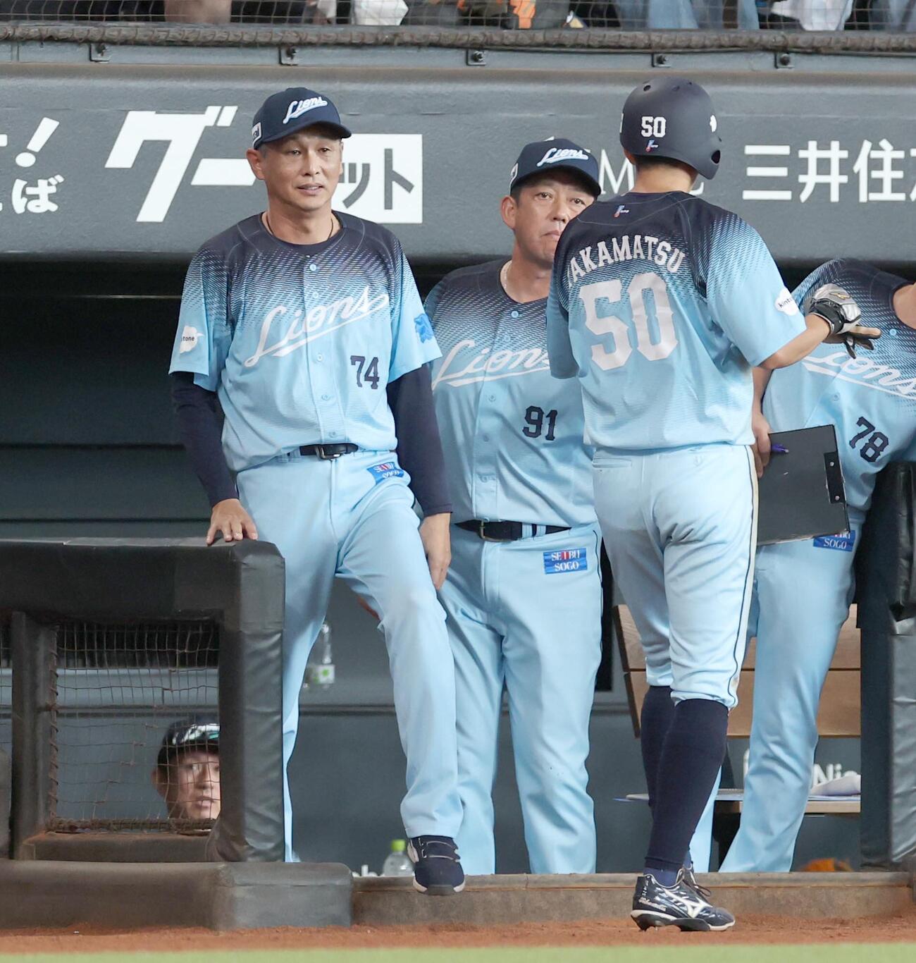 日本ハム対西武　8回、生還した高松渡を出迎える西口文也監督（撮影・黒川智章）