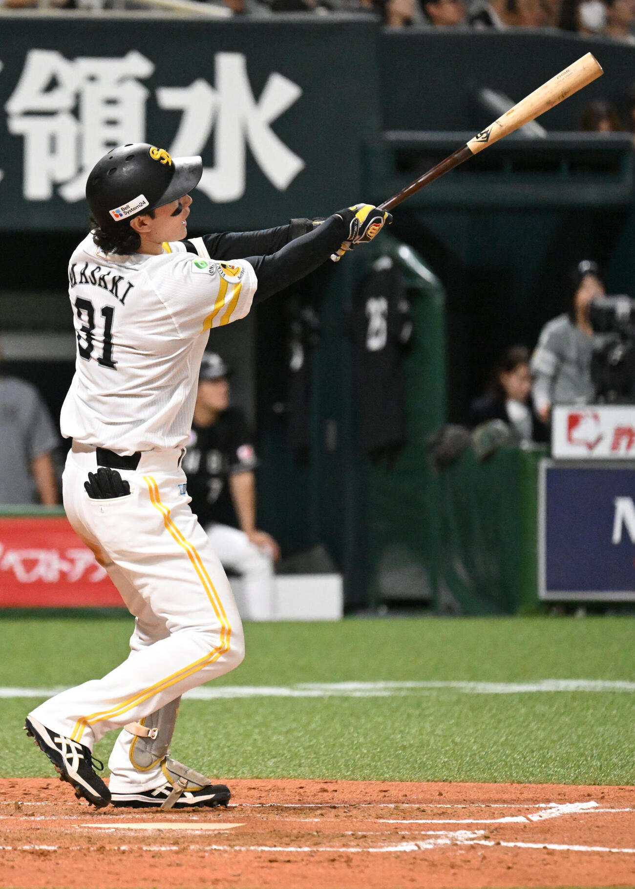 ソフトバンク対ロッテ　4回裏ソフトバンク2死、正木智也は左越えに本塁打を放つ（撮影・林敢治）