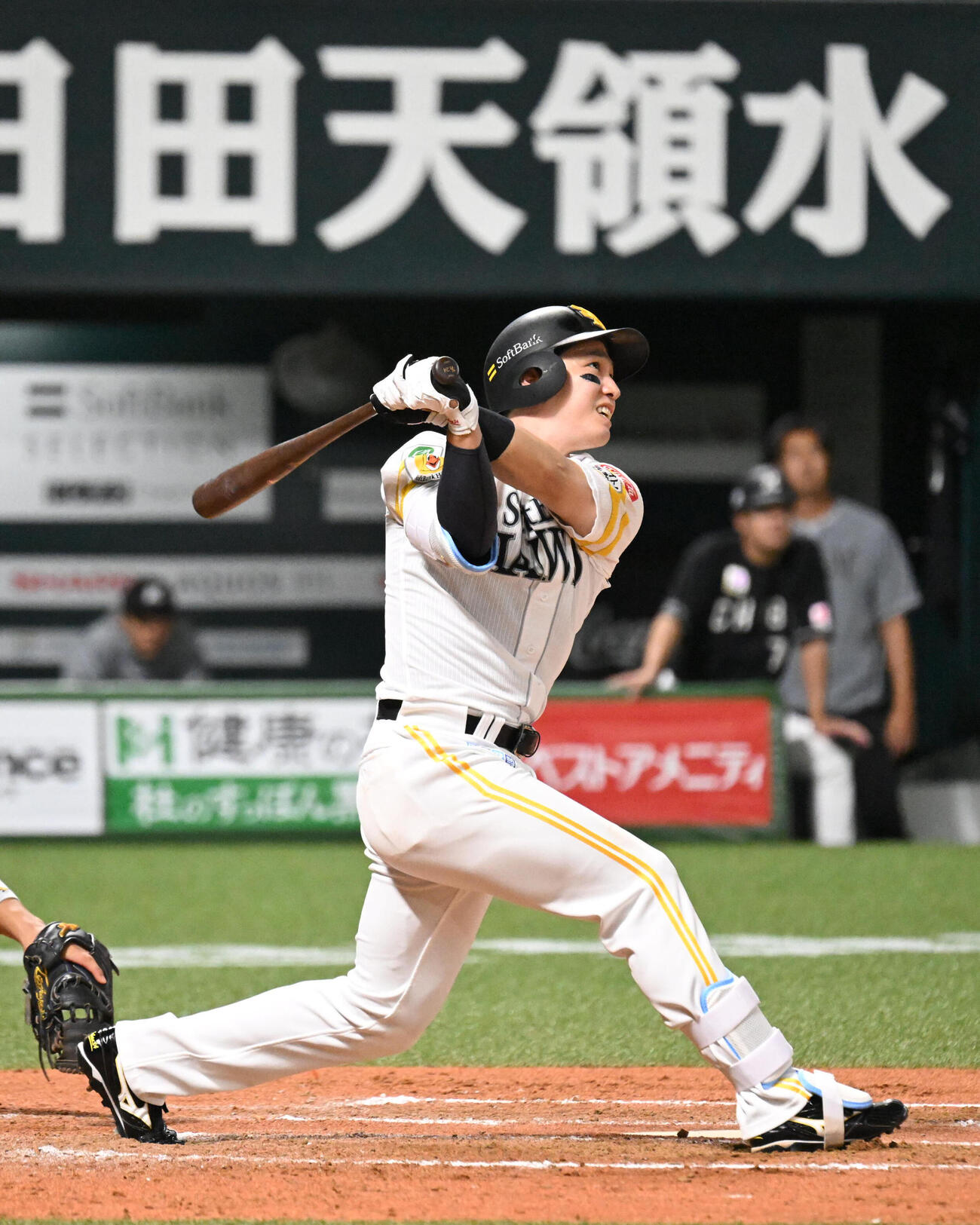 ソフトバンク対ロッテ　7回裏ソフトバンク無死一塁、栗原陵矢は2点本塁打を放つ（撮影・林敢治）
