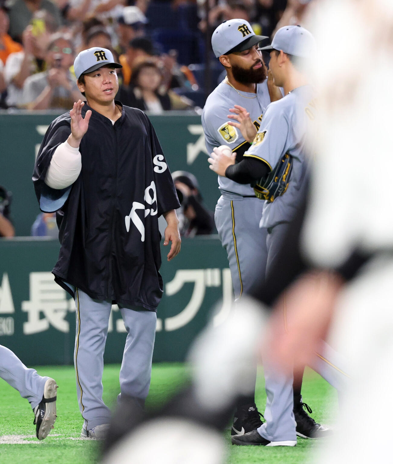 巨人対阪神　9勝目を挙げた阪神村上頌樹（左）は及川雅貴からウイニングボールを受け取る（撮影・浅見桂子）