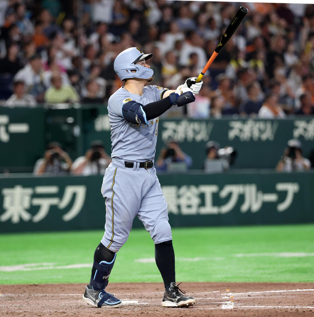 巨人対阪神　9回表阪神1死一塁、佐藤輝明は2点本塁打を放つ（撮影・浅見桂子）
