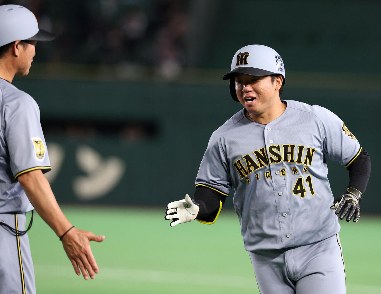 巨人対阪神　8回表阪神1死一塁、送りバントを決めた村上頌樹（右）は笑顔でハイタッチ（撮影・浅見桂子）