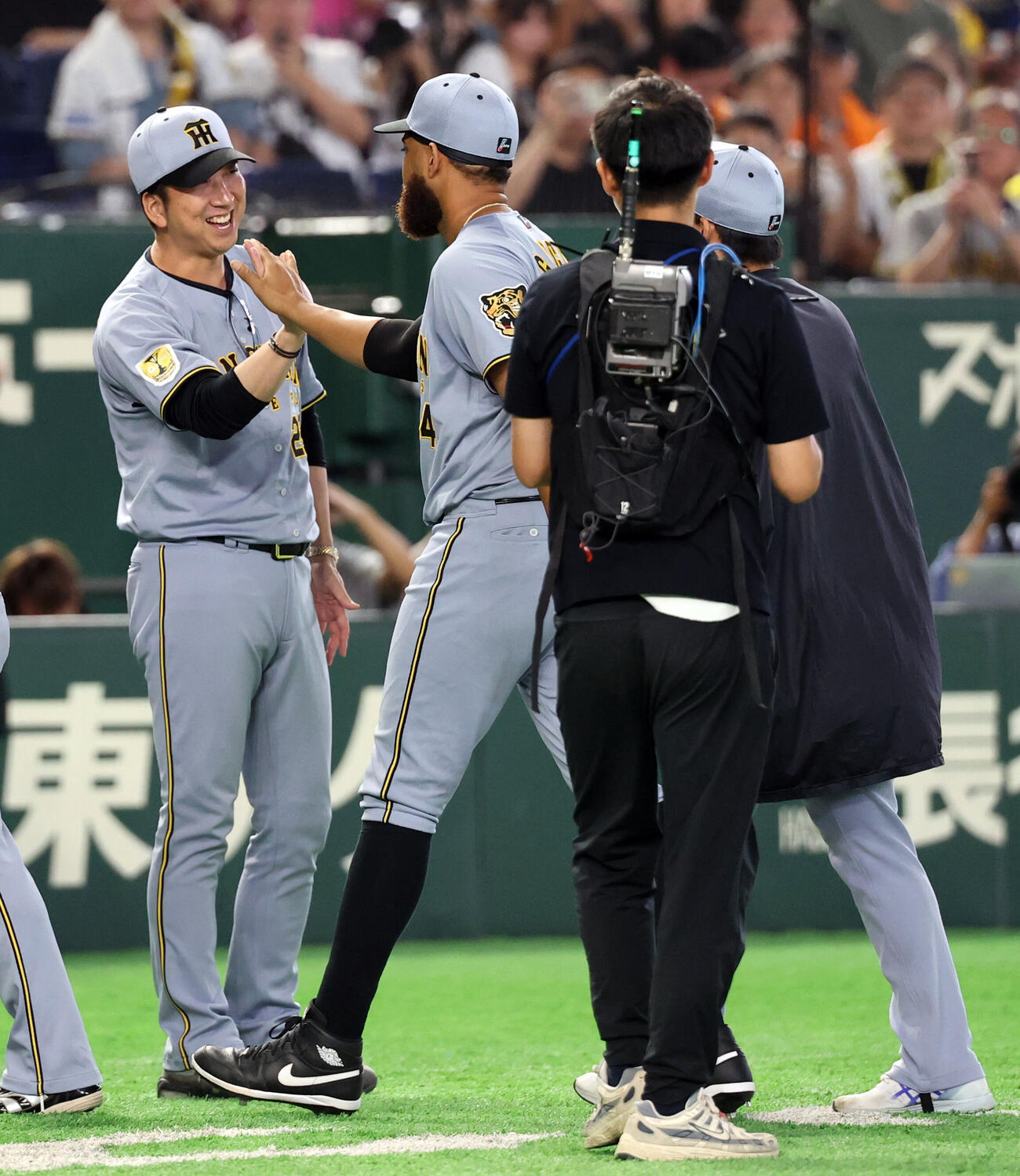 巨人対阪神　9勝目を挙げた阪神村上頌樹（左）は及川雅貴からウイニングボールを受け取る（撮影・浅見桂子）