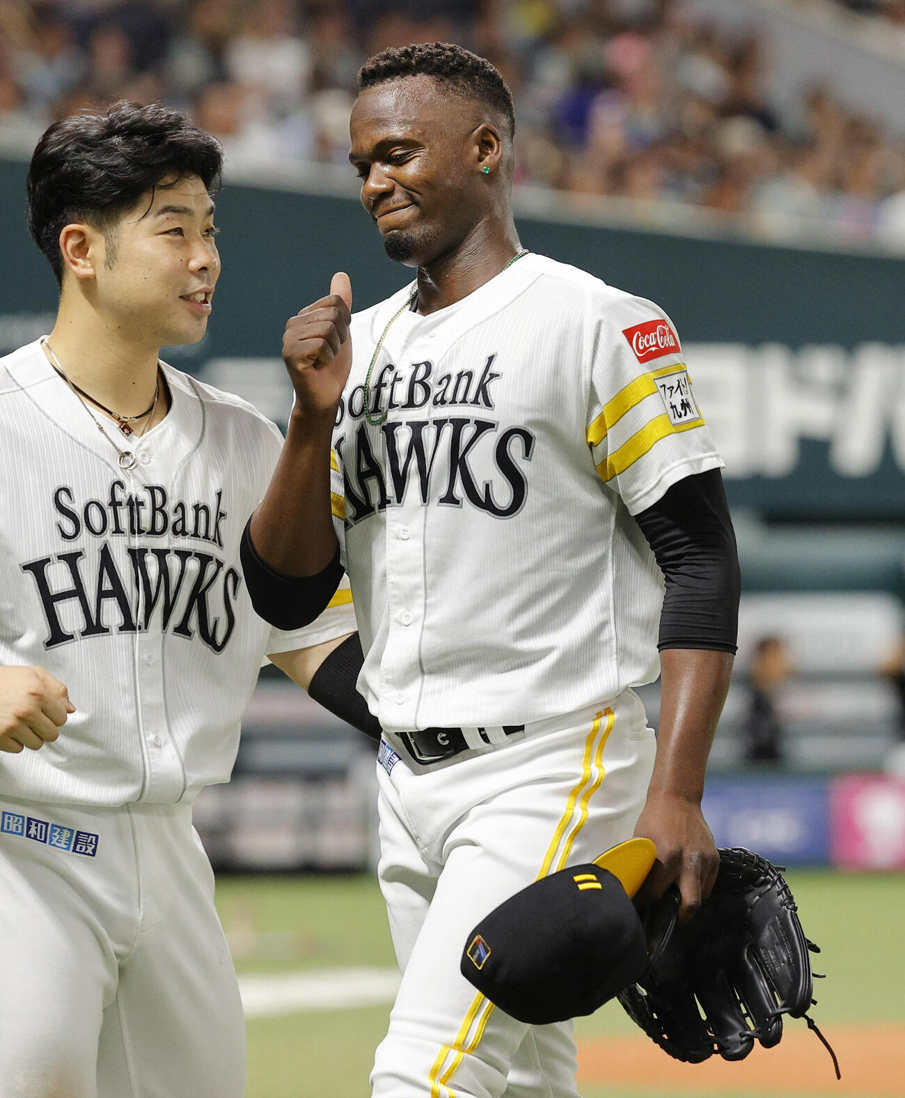 6回無失点で投げ終えたソフトバンクのモイネロ（右）。今季初勝利を挙げた＝みずほペイペイドーム