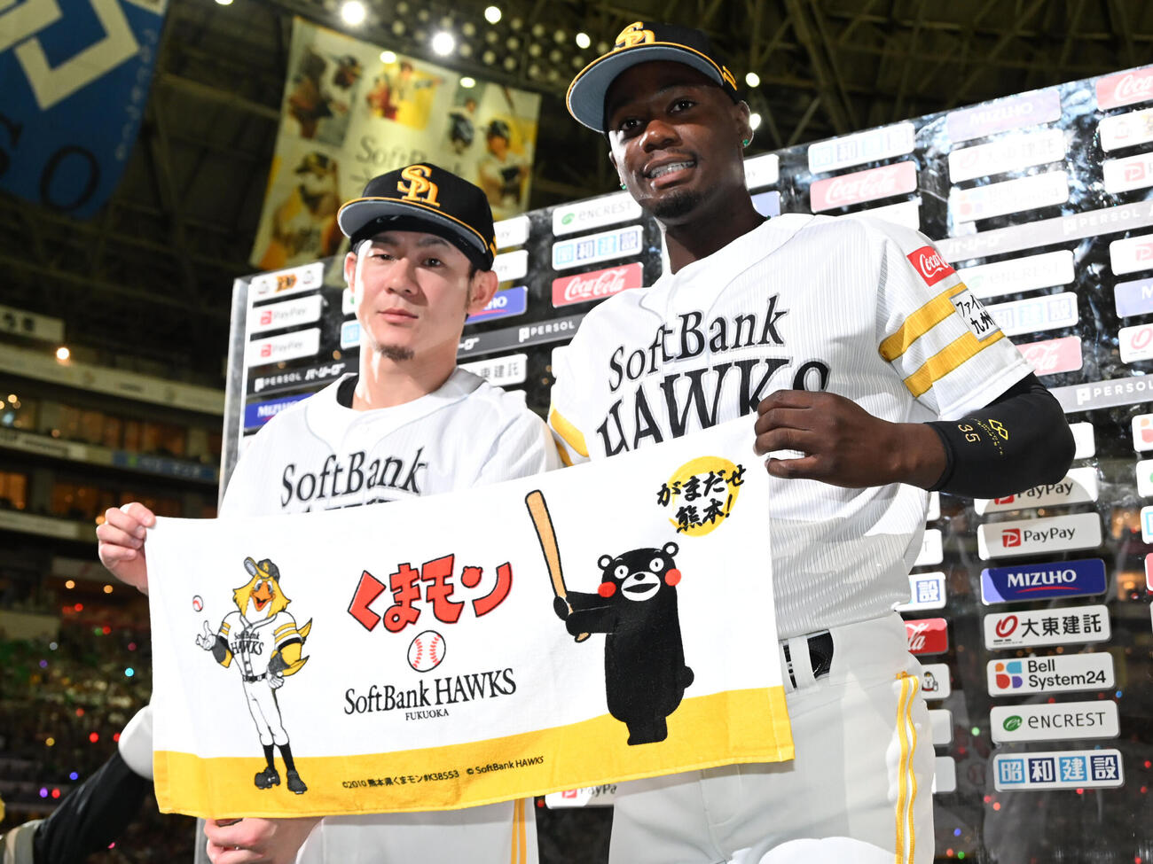 ソフトバンク対ロッテ　笑顔で撮影に応じる牧原大成（左）とリバン・モイネロ（撮影・林敢治）