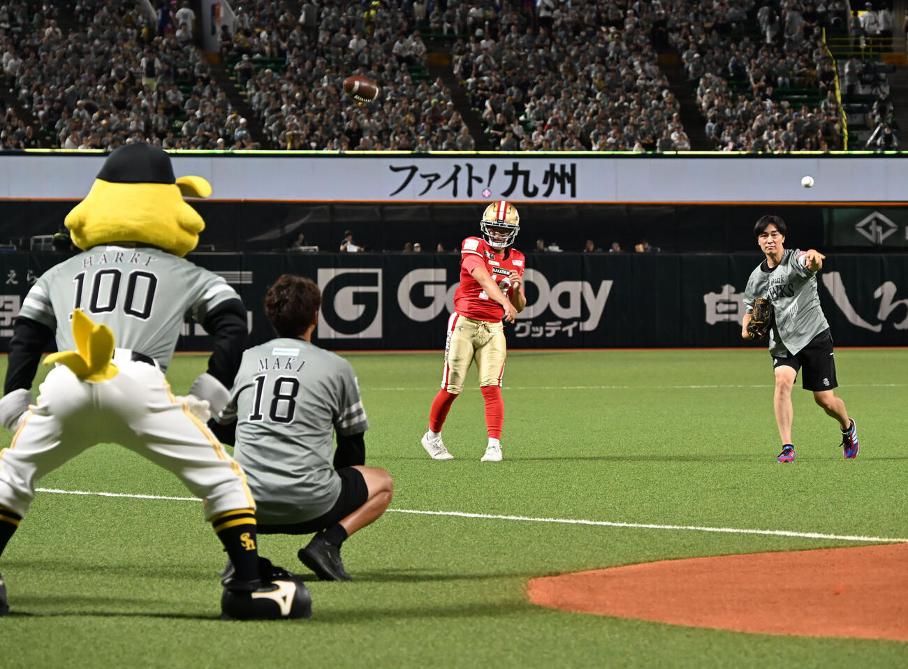 ソフトバンク対ロッテ　セレモニアルピッチでボールを投げる球団統括本部付アドバイザーの和田毅（右）とボールをキャッチする巻誠一郎（撮影・林敢治）