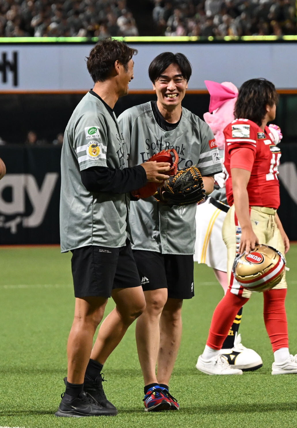 ソフトバンク対ロッテ　セレモニアルピッチを務めた球団統括本部付アドバイザーの和田毅（中央）と巻誠一郎（撮影・林敢治）