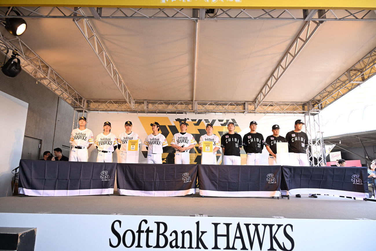 ソフトバンク対ロッテ　令和8年熊本地震への募金活動を行うソフトバンク選手監督らとロッテ選手ら（撮影・林敢治）