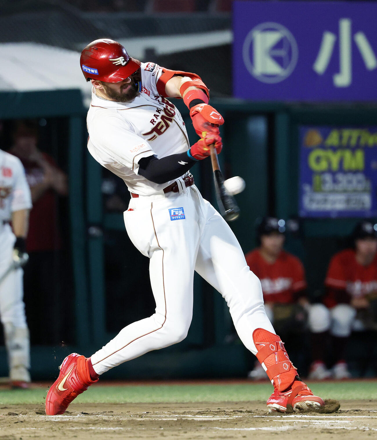 楽天対オリックス　6回裏楽天2死、マッカスカーは左前打を放つ（撮影・鈴木正人）