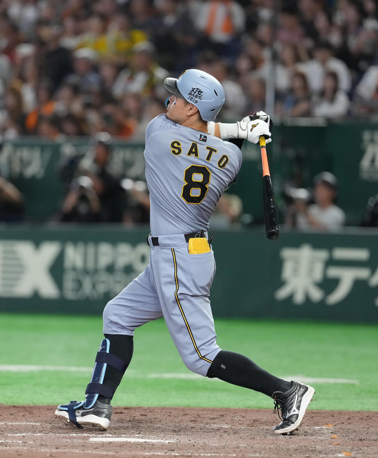巨人対阪神　9回表阪神1死一塁、佐藤輝明は看板直撃の左越え2点本塁打を放つ（撮影・足立雅史）
