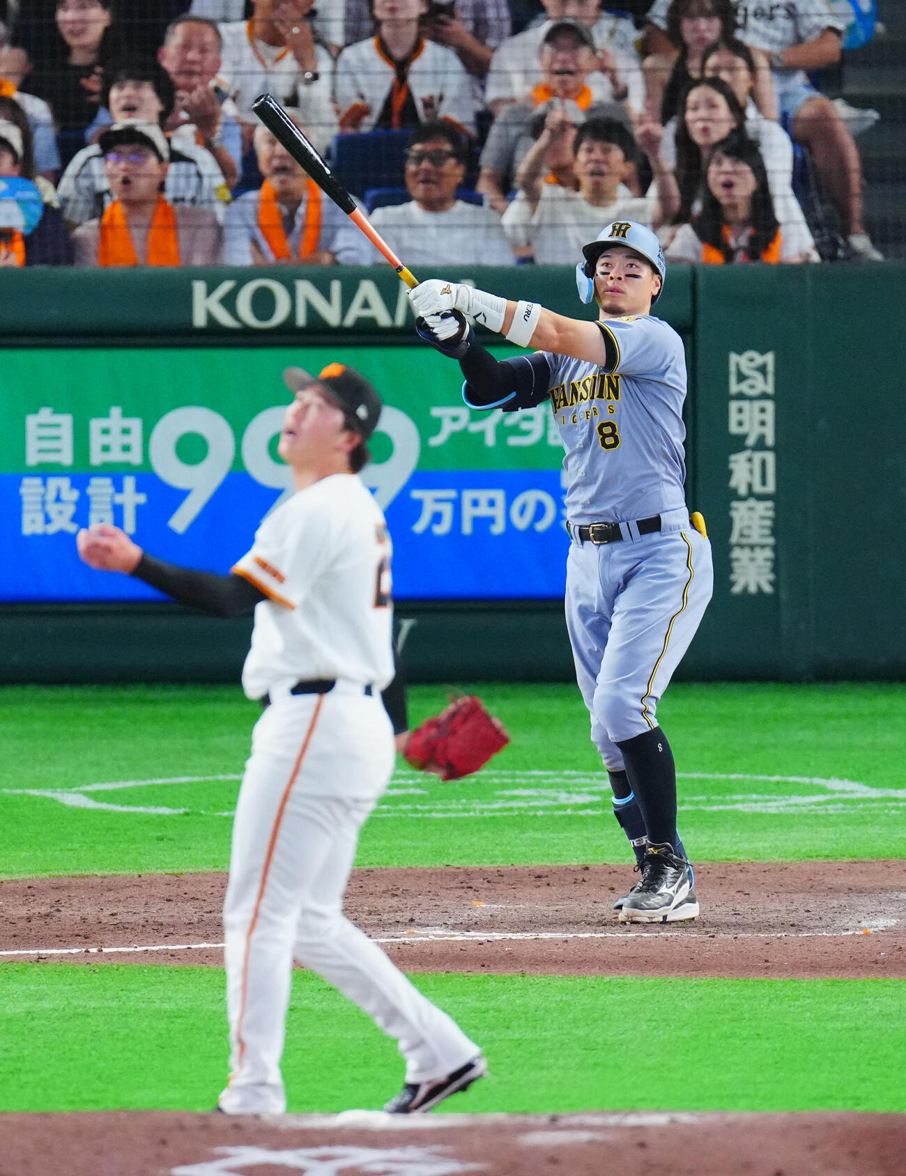 巨人対阪神　9回表阪神1死一塁、2点本塁打を放つ佐藤輝明。投手代木大和（撮影・垰建太）