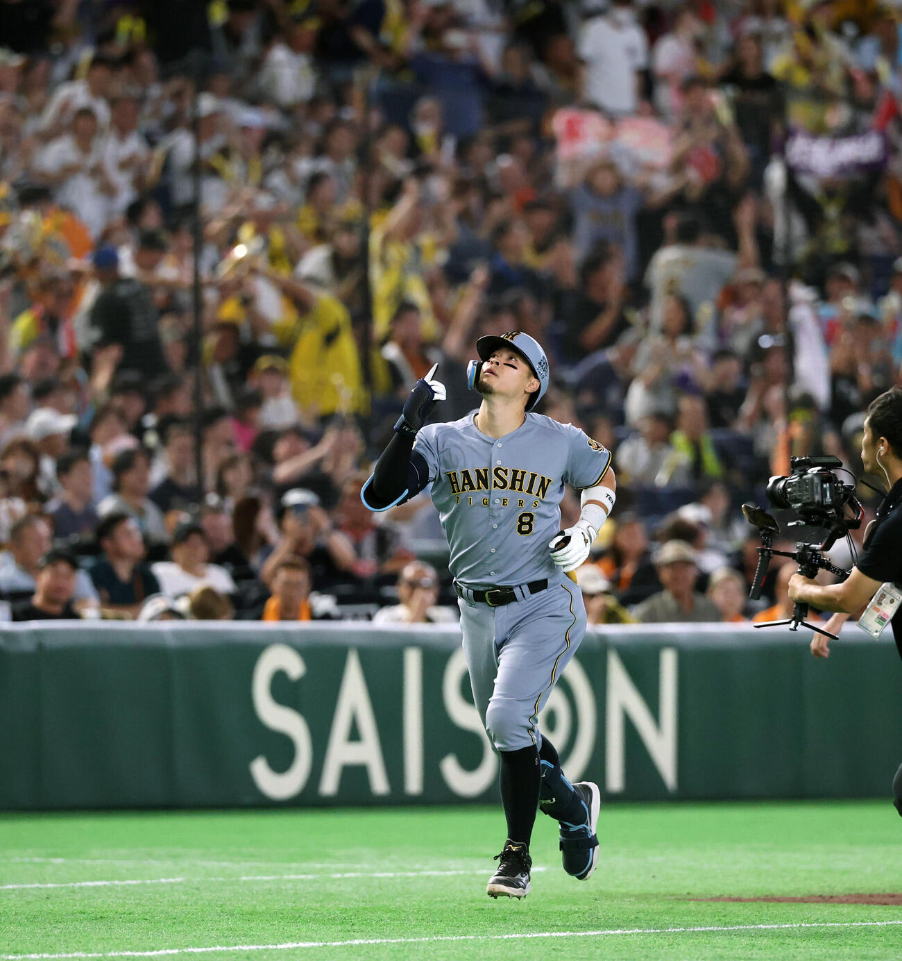巨人対阪神　9回表阪神1死一塁、佐藤輝明は2点本塁打を放ち天を指さし生還するる（撮影・浅見桂子）