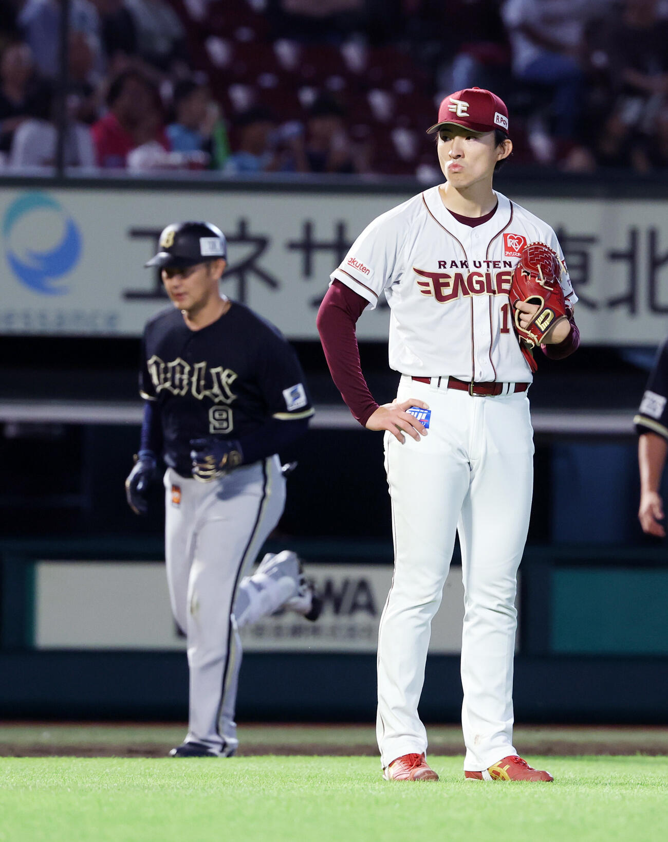 楽天対オリックス　5回表オリックス1死一塁、野口智哉（左）に2点本塁打を放たれた楽天荘司康誠（撮影・鈴木正人）