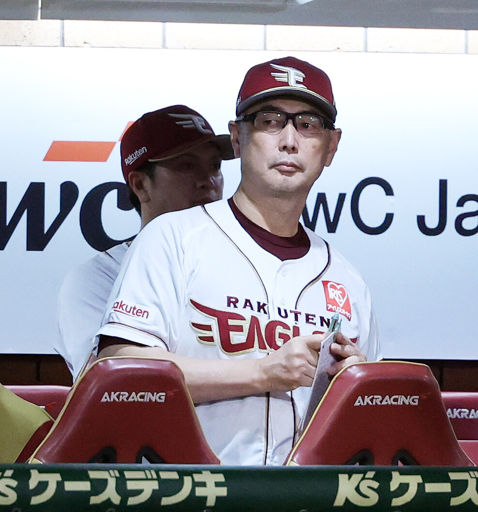 楽天対オリックス　9回裏、戦況を見つめる楽天吉井理人監督（撮影・鈴木正人）